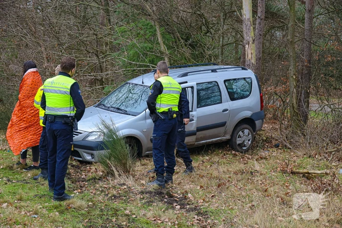 Auto raakt van snelweg en knalt tegen boom