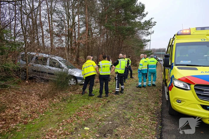 Auto raakt van snelweg en knalt tegen boom