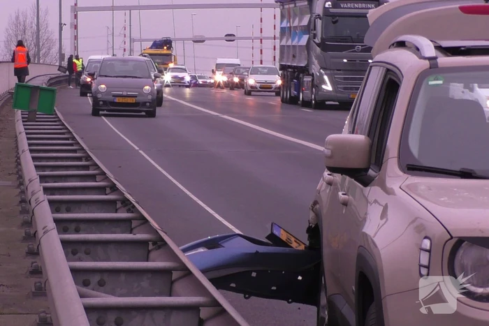 Flinke schade bij botsing op snelweg