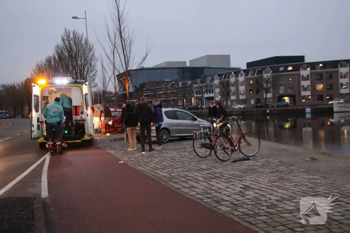 Fietser geschept door personenauto