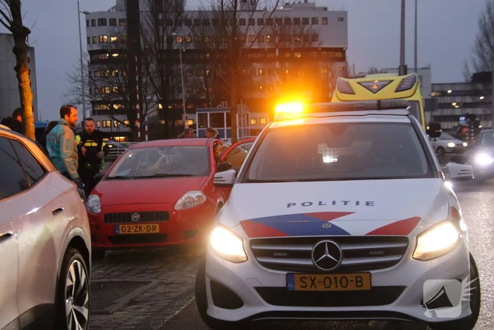 Fietser geschept door personenauto