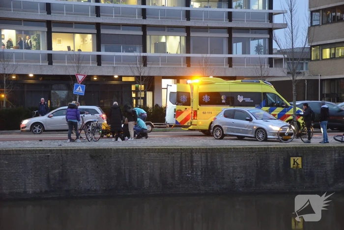 Fietser geschept door personenauto