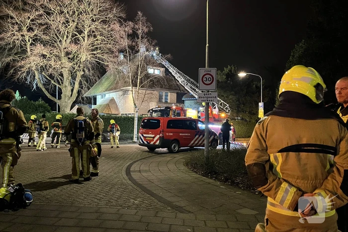 Brand in woning met rietendak