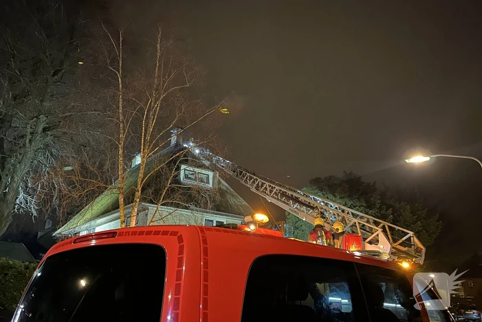 Brand in woning met rietendak
