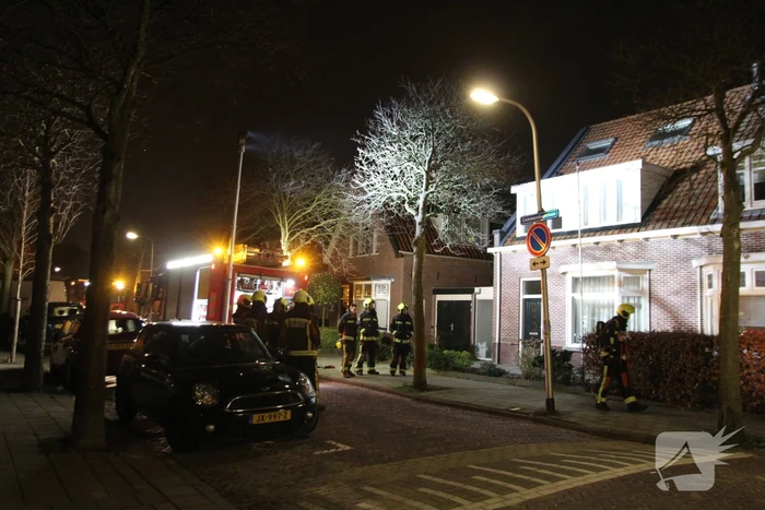 Brandweer zet hoogwerker in bij schoorsteenbrand
