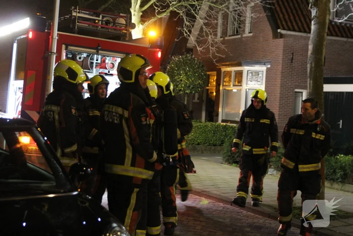 Brandweer zet hoogwerker in bij schoorsteenbrand