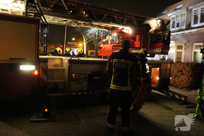 Brandweer zet hoogwerker in bij schoorsteenbrand