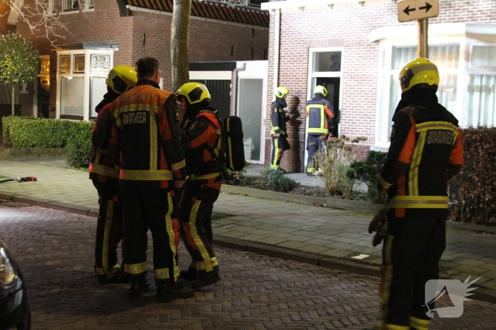 Brandweer zet hoogwerker in bij schoorsteenbrand