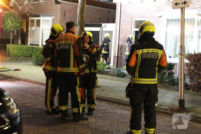 Brandweer zet hoogwerker in bij schoorsteenbrand