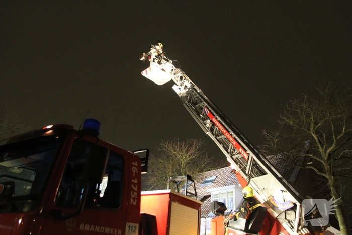 Brandweer zet hoogwerker in bij schoorsteenbrand