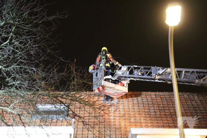 Brandweer zet hoogwerker in bij schoorsteenbrand