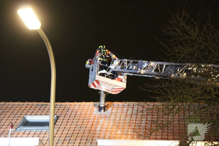 Brandweer zet hoogwerker in bij schoorsteenbrand