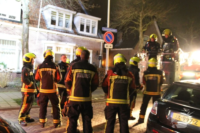 Brandweer zet hoogwerker in bij schoorsteenbrand