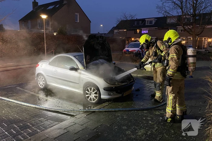 Brandweer blust branden auto