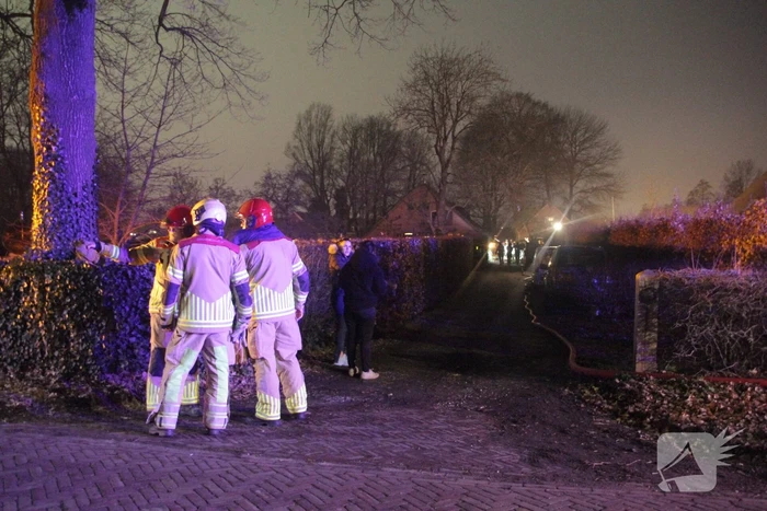 Brand in woning met rietendak