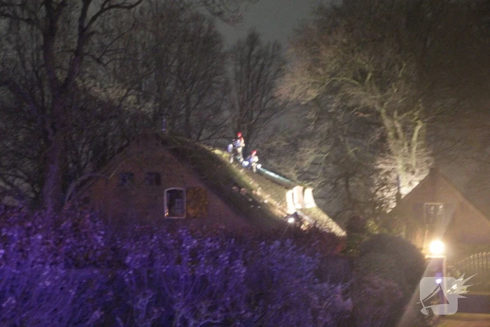 Brand in woning met rietendak