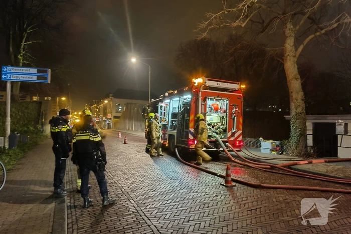 Grote inzet brandweer wegens zinkende woonboot