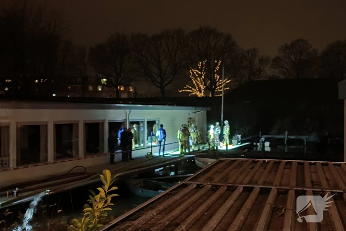 Grote inzet brandweer wegens zinkende woonboot