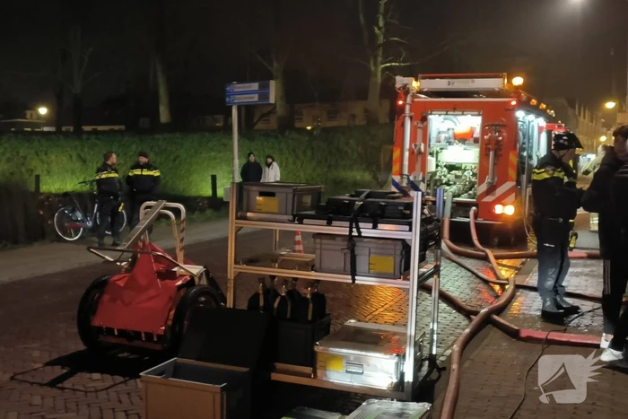 Grote inzet brandweer wegens zinkende woonboot