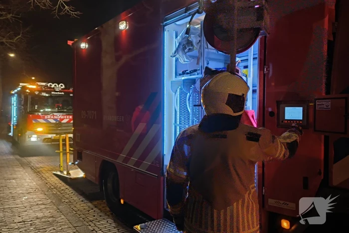 Grote inzet brandweer wegens zinkende woonboot
