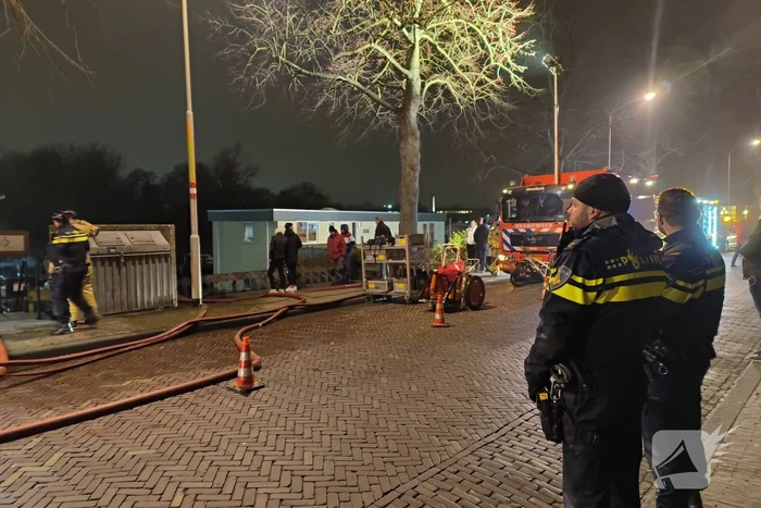 Grote inzet brandweer wegens zinkende woonboot