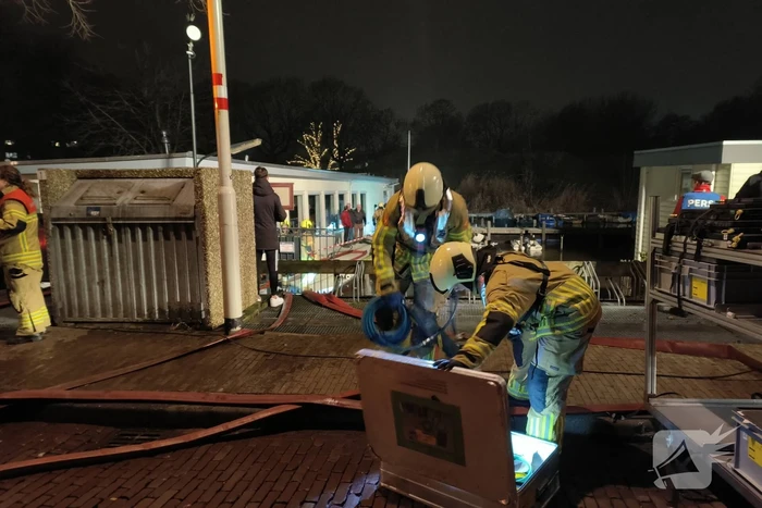 Grote inzet brandweer wegens zinkende woonboot