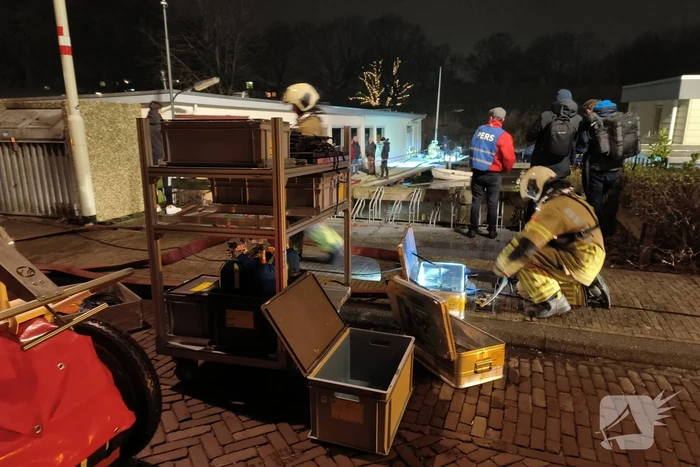 Grote inzet brandweer wegens zinkende woonboot