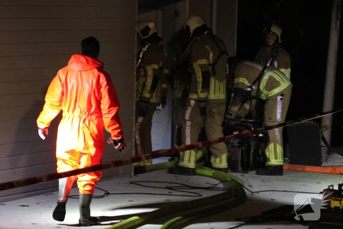 Grote inzet brandweer wegens zinkende woonboot