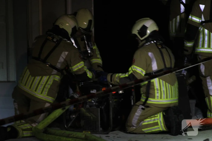 Grote inzet brandweer wegens zinkende woonboot