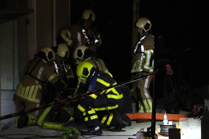 Grote inzet brandweer wegens zinkende woonboot