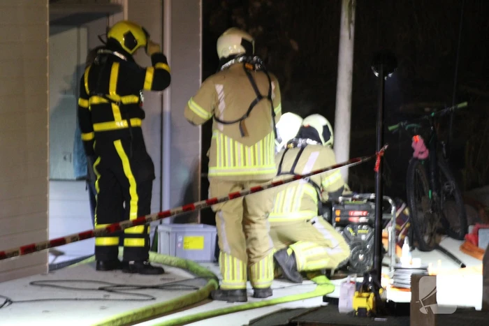 Grote inzet brandweer wegens zinkende woonboot