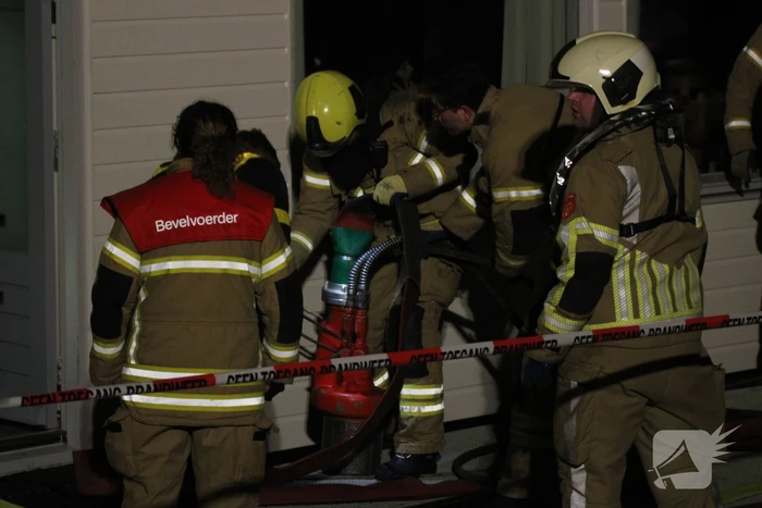 Grote inzet brandweer wegens zinkende woonboot