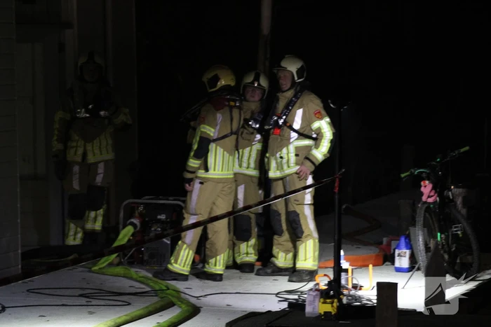 Grote inzet brandweer wegens zinkende woonboot