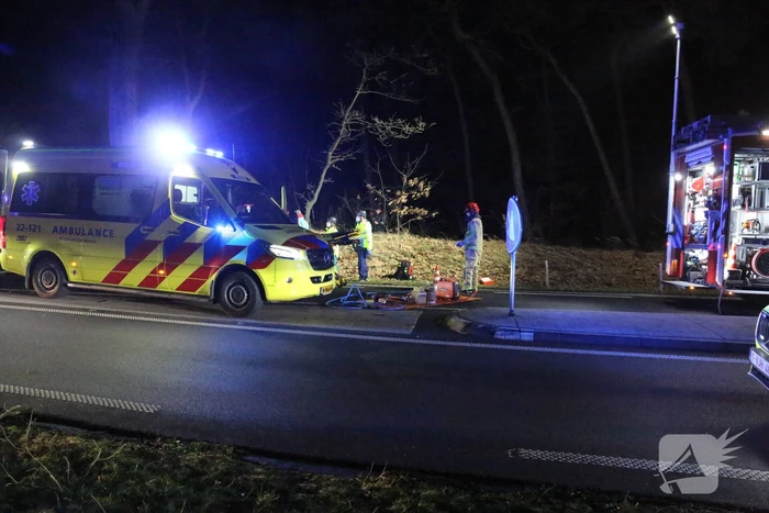 Gewonde en flinke schade na botsing tegen boom
