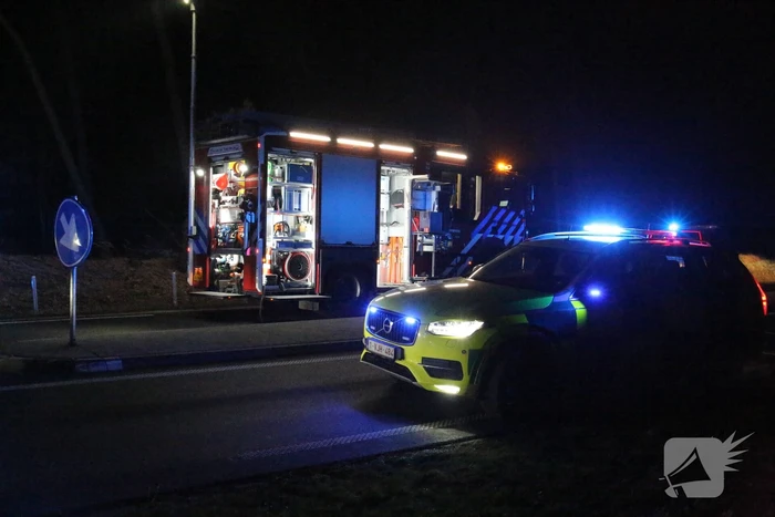 Gewonde en flinke schade na botsing tegen boom