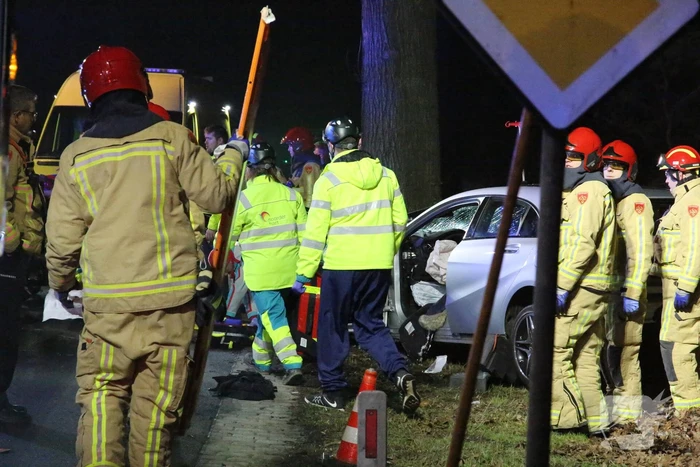Gewonde en flinke schade na botsing tegen boom