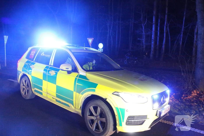Gewonde en flinke schade na botsing tegen boom