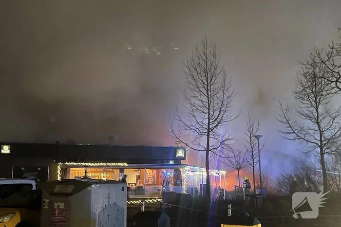 Enorme rookontwikkeling bij uitslaande brand