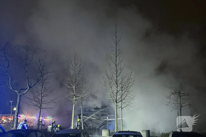 Enorme rookontwikkeling bij uitslaande brand
