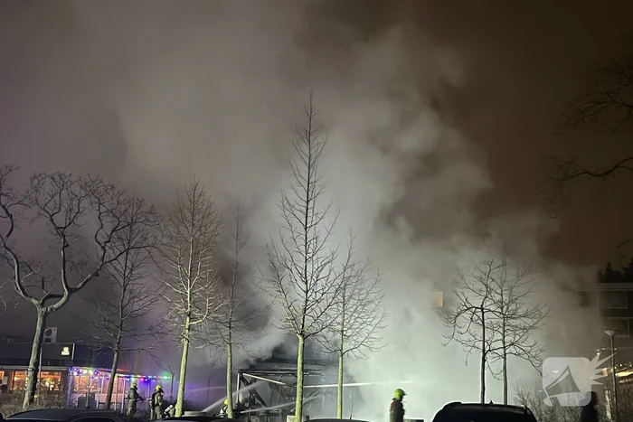 Enorme rookontwikkeling bij uitslaande brand