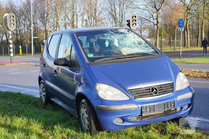 Voorruit aan diggelen bij botsing met fietser