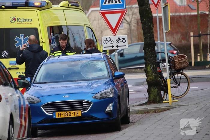 Fietser belandt op voorruit van auto