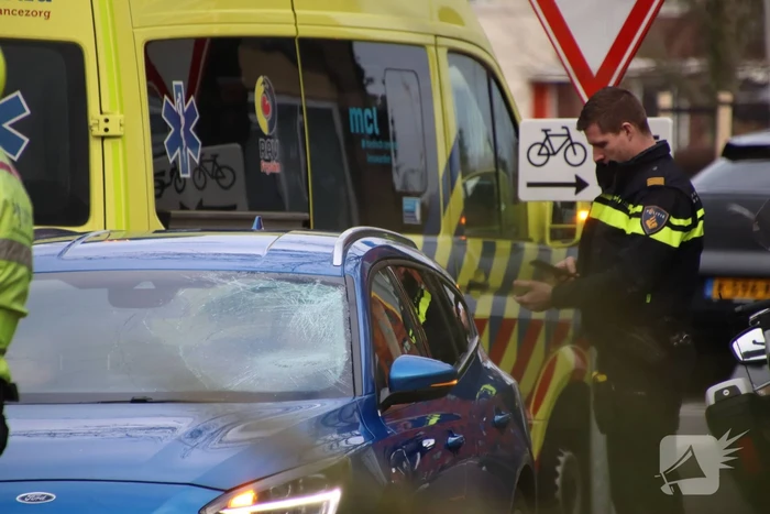Fietser belandt op voorruit van auto