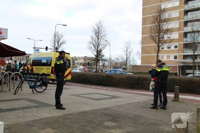 Kind valt uit kinderwagen bij aanrijding