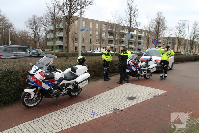 Kind valt uit kinderwagen bij aanrijding