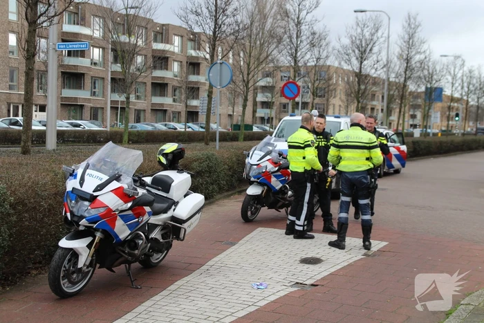 Kind valt uit kinderwagen bij aanrijding