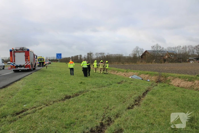 Auto raakt van weg en belandt in sloot