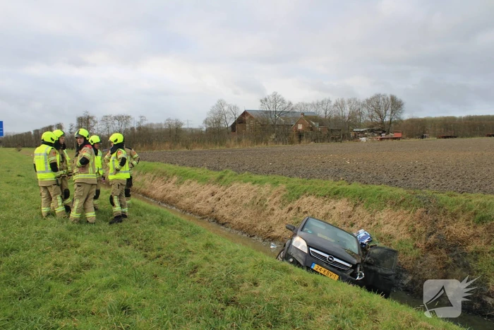 Auto raakt van weg en belandt in sloot