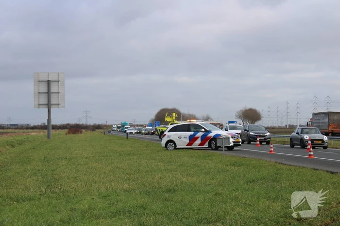Auto raakt van weg en belandt in sloot