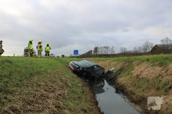 Auto raakt van weg en belandt in sloot